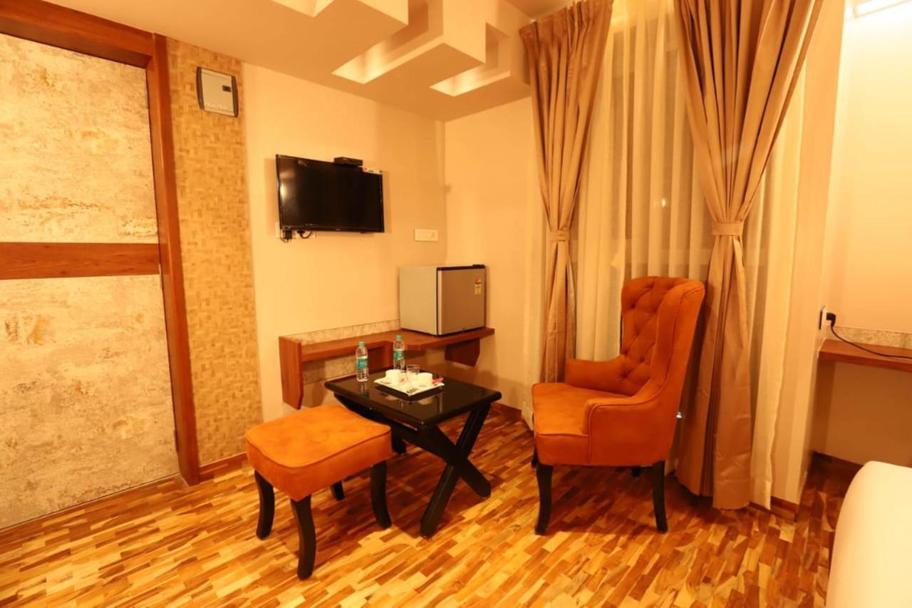Hotel Prabha Palace Ahmednagar Kültér fotó
