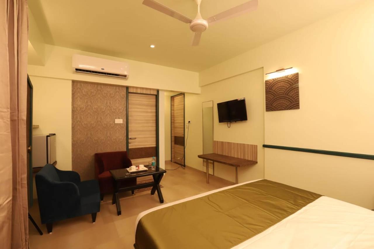 Hotel Prabha Palace Ahmednagar Kültér fotó